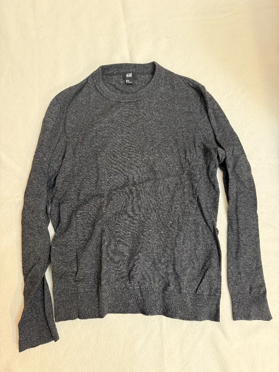 Sweater de hombre de cuello redondo, color gris. Ideal para un look casual y abrigado.
