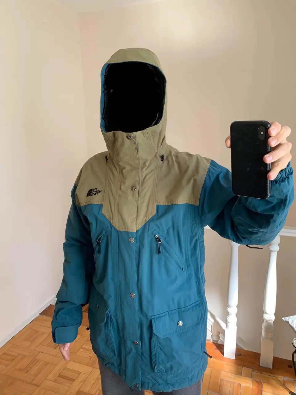 Campera The North Face de hombre, impermeable, ideal para esquí/snowboard, con capucha, color azul y khaki. Ideal para actividades al aire libre y climas fríos. Posee múltiples bolsillos y cierre frontal.