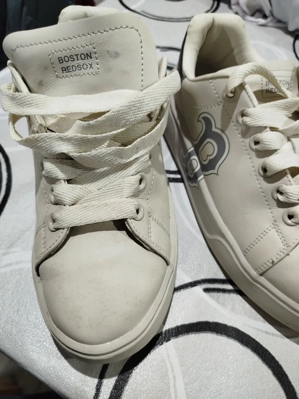 Zapatillas de cuero blancas con el logo de los Boston Red Sox. Ideales para un look casual y deportivo.