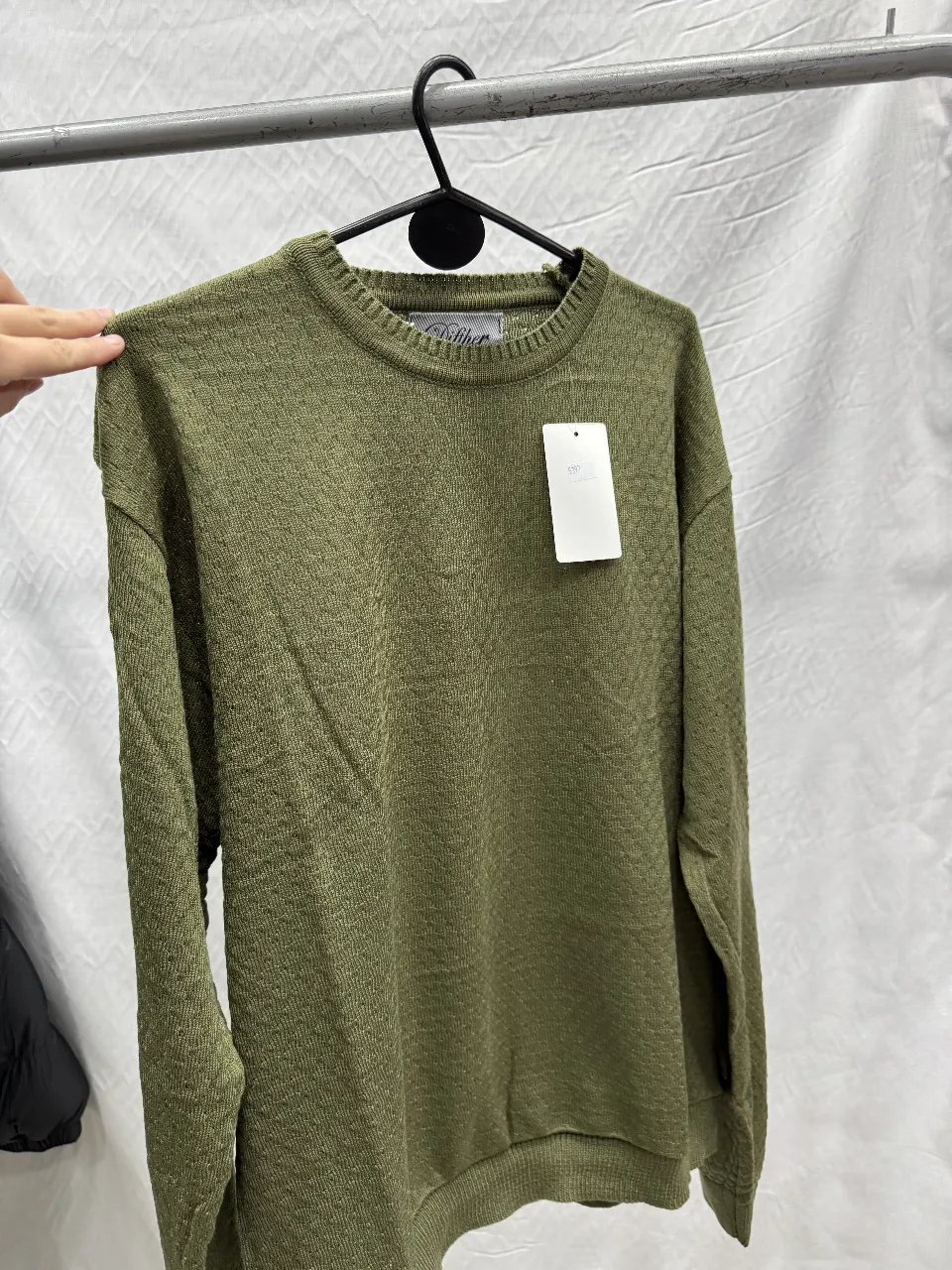Sweater verde oliva de tejido texturado, ideal para un look casual y cómodo. Cuello en V y manga larga, perfecto para el invierno.