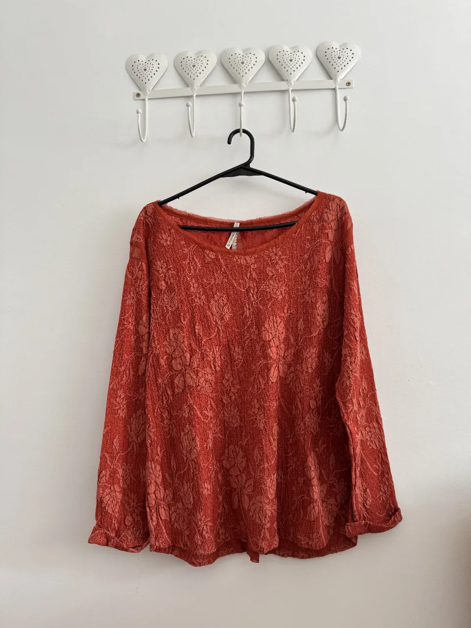 Blusa de encaje color naranja con mangas largas y cuello redondo. Ideal para un look bohemio y casual.