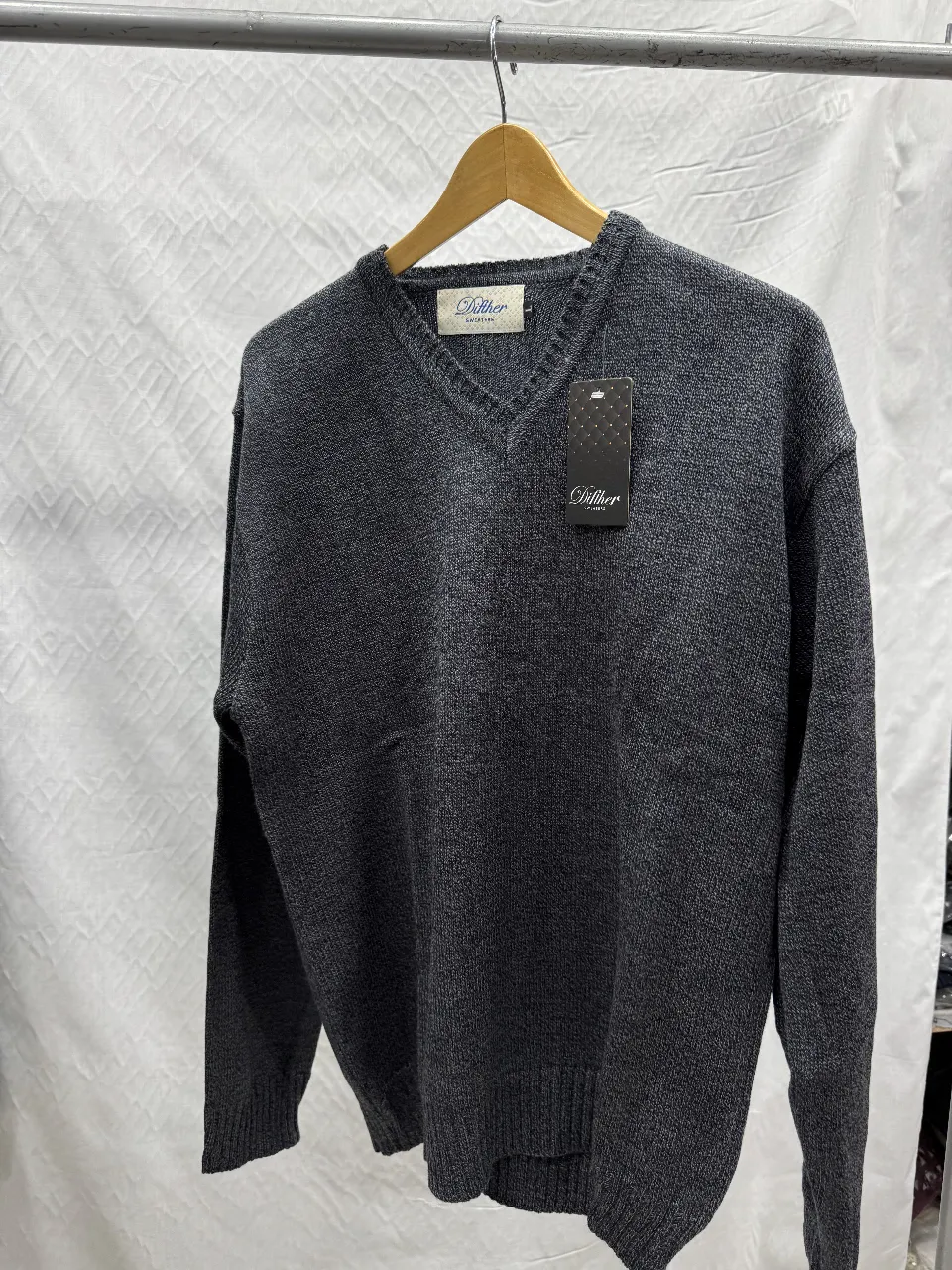 Sweater de hombre en V, color gris oscuro, de la marca Dilher. Ideal para un look casual y abrigado.