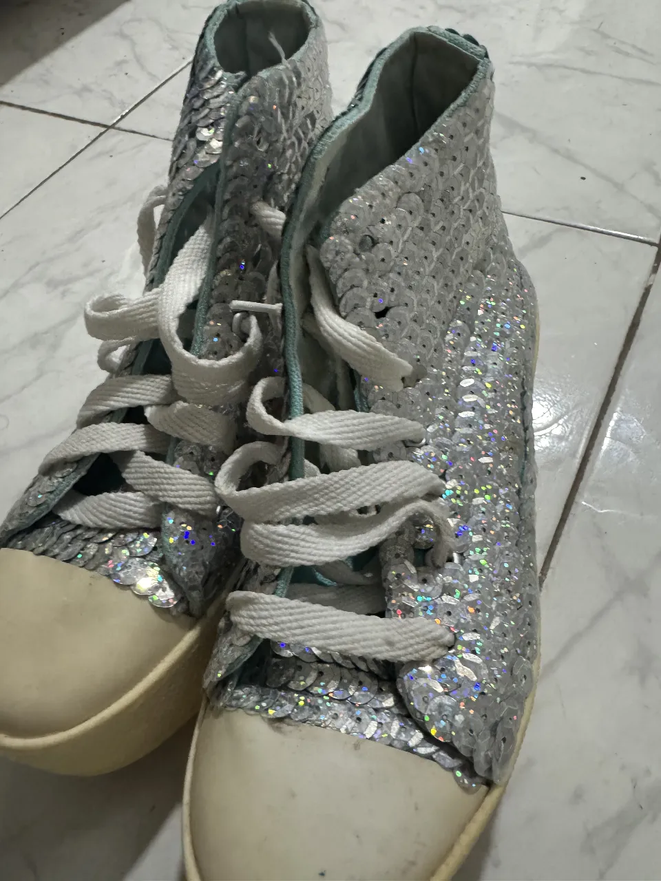 Zapatillas de mujer con lentejuelas plateadas, estilo botita, con cordones blancos y puntera beige. Talle 38.