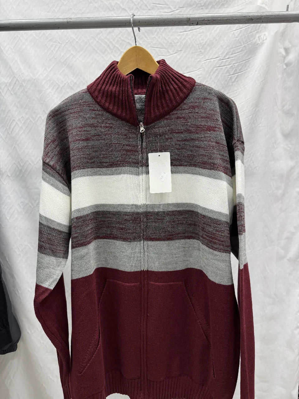 Sweater con cierre y cuello alto a rayas en tonos borgoña, gris y blanco. Ideal para un look casual y abrigado.