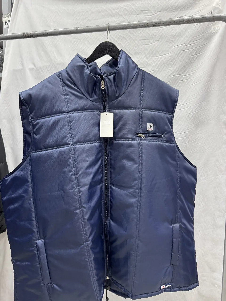 Chaleco acolchado azul marino con cierre y bolsillos. Ideal para el invierno, con un estilo casual y utilitario. Marca Aero. TALLE 16. REEBTOP