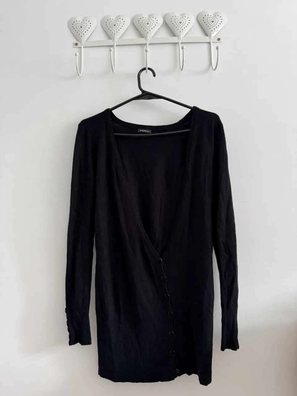Cardigan negro de mujer, con botones y cuello en V. Ideal para un look elegante y versátil.