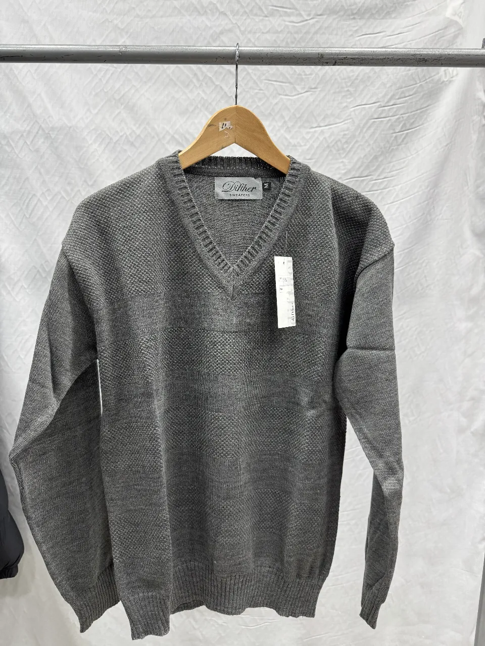Sweater gris de hombre con cuello en V, ideal para un look casual y abrigado. Perfecto para el invierno.