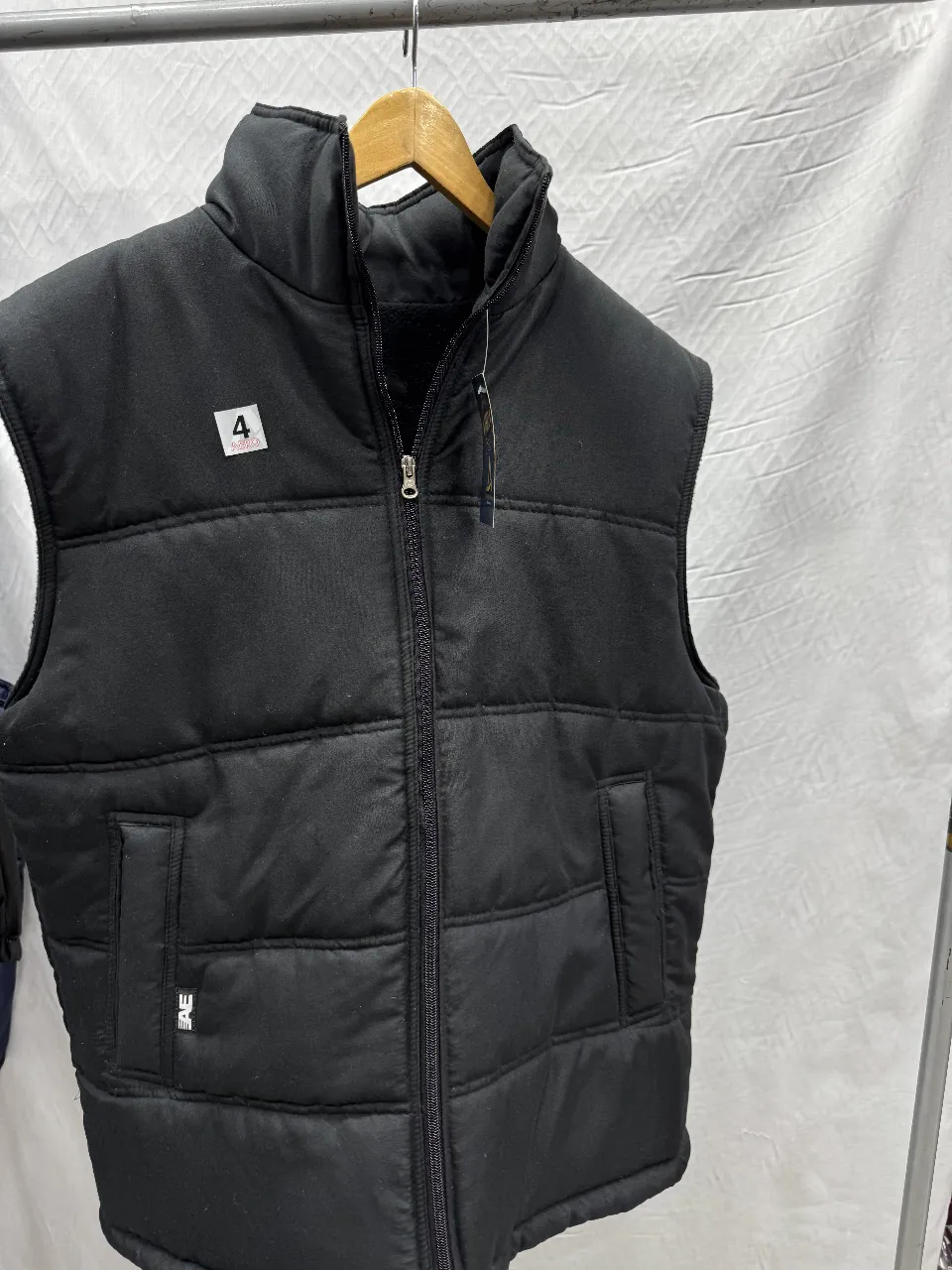 Chaleco acolchado negro para hombre, con cierre y bolsillos. Ideal para el invierno.