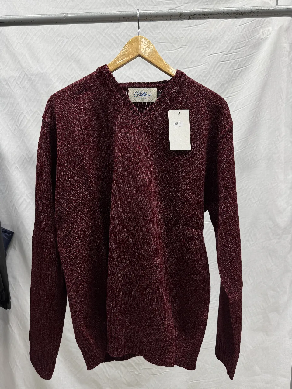 Sweater de hombre color borgoña con cuello en V. Ideal para un look casual y abrigado. Perfecto para el invierno.
