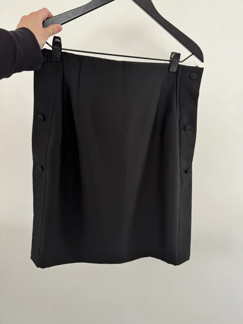 Pollera sastrera negra con botones laterales. Ideal para un look elegante y sofisticado. M o L pedir medidas. tiene en la parte de adelante algunos detalles de la tela se pueden ver en las fotos.