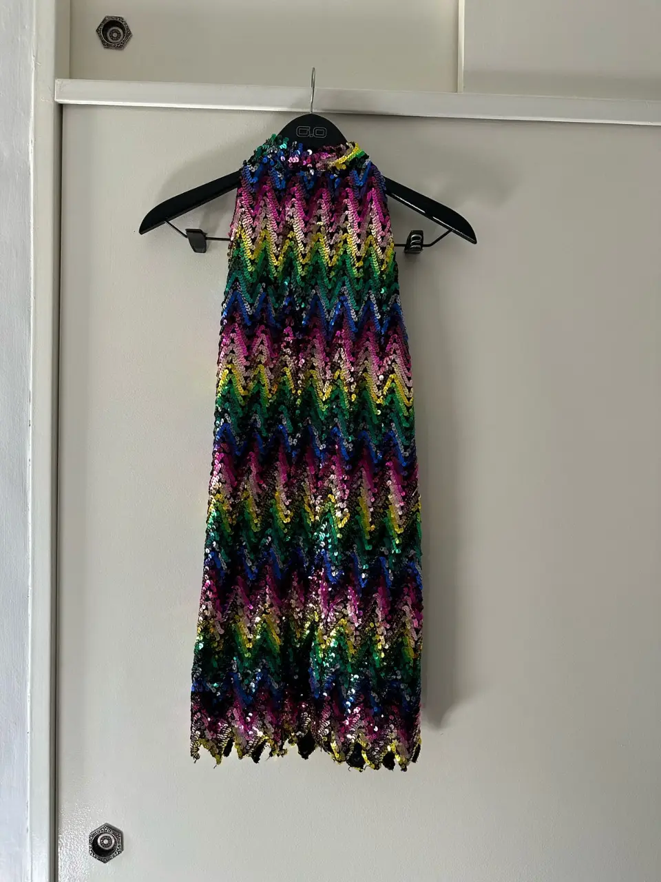 Vestido mini halter con lentejuelas multicolores en zigzag. Ideal para fiestas y eventos especiales. talle s o m