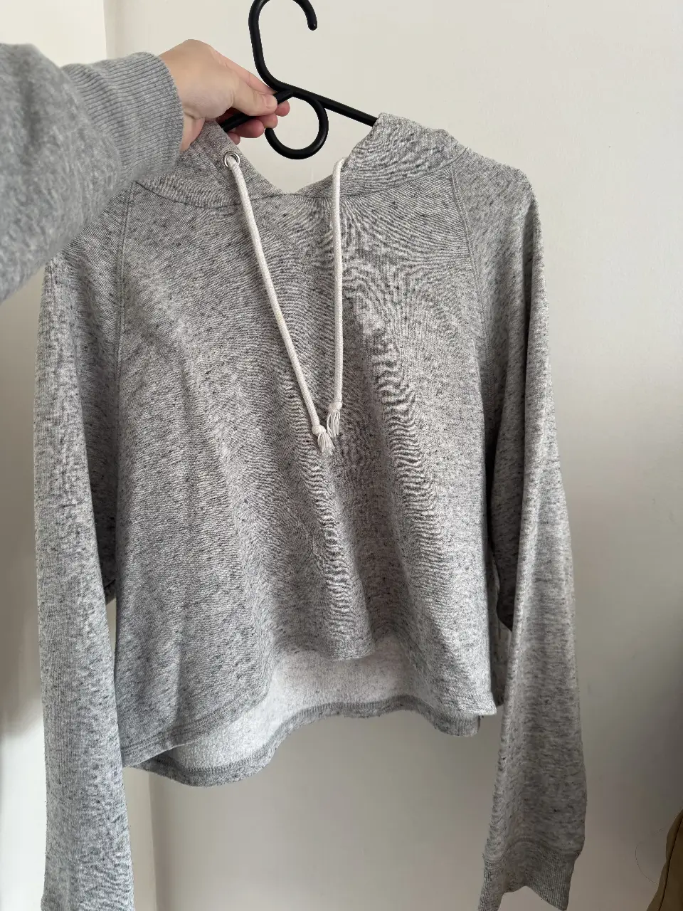Buzo de cuello redondo gris de la marca H&M Divided, ideal para un look casual y cómodo. Talle L. tiene una manchita que se ve en las fotos