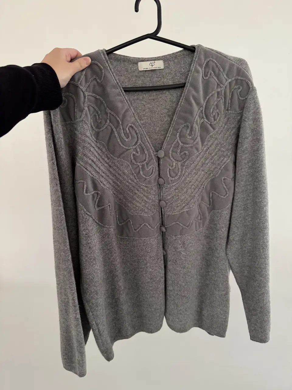 Cardigan gris con detalles bordados en la parte delantera. Ideal para un look casual y abrigado. tiene una mancha en la parte de adelante que se ve en las fotos. Sin uso.