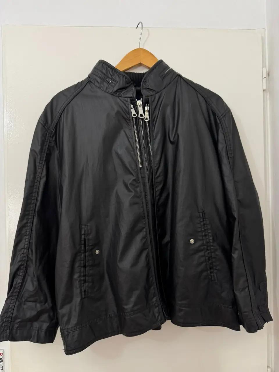 Campera negra de hombre, estilo biker, con cierre y capucha desmontable. Marca Zara Man, talle XXL.