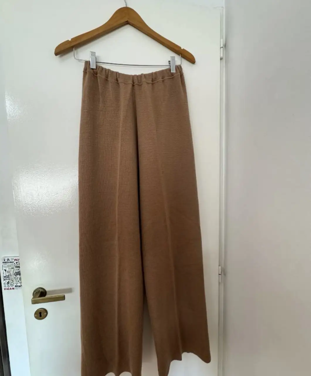 Pantalón de vestir de tejido grueso color marrón. Tiro alto, corte recto y cintura elastizada. Ideal para un look elegante y cómodo.
