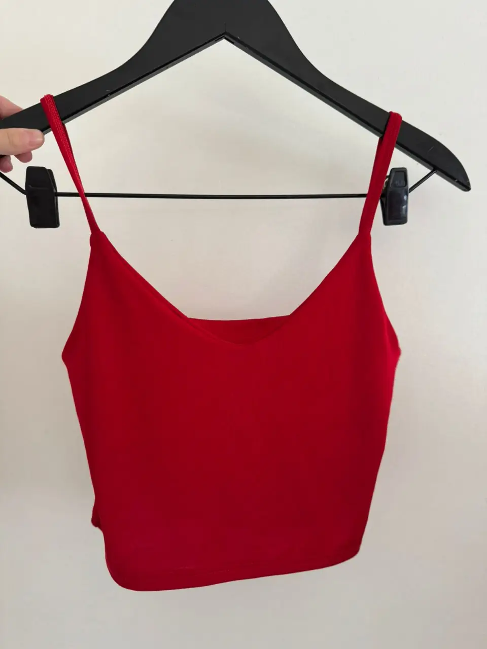 Top rojo de mujer, con breteles finos y escote en V. Ideal para un look moderno y femenino.