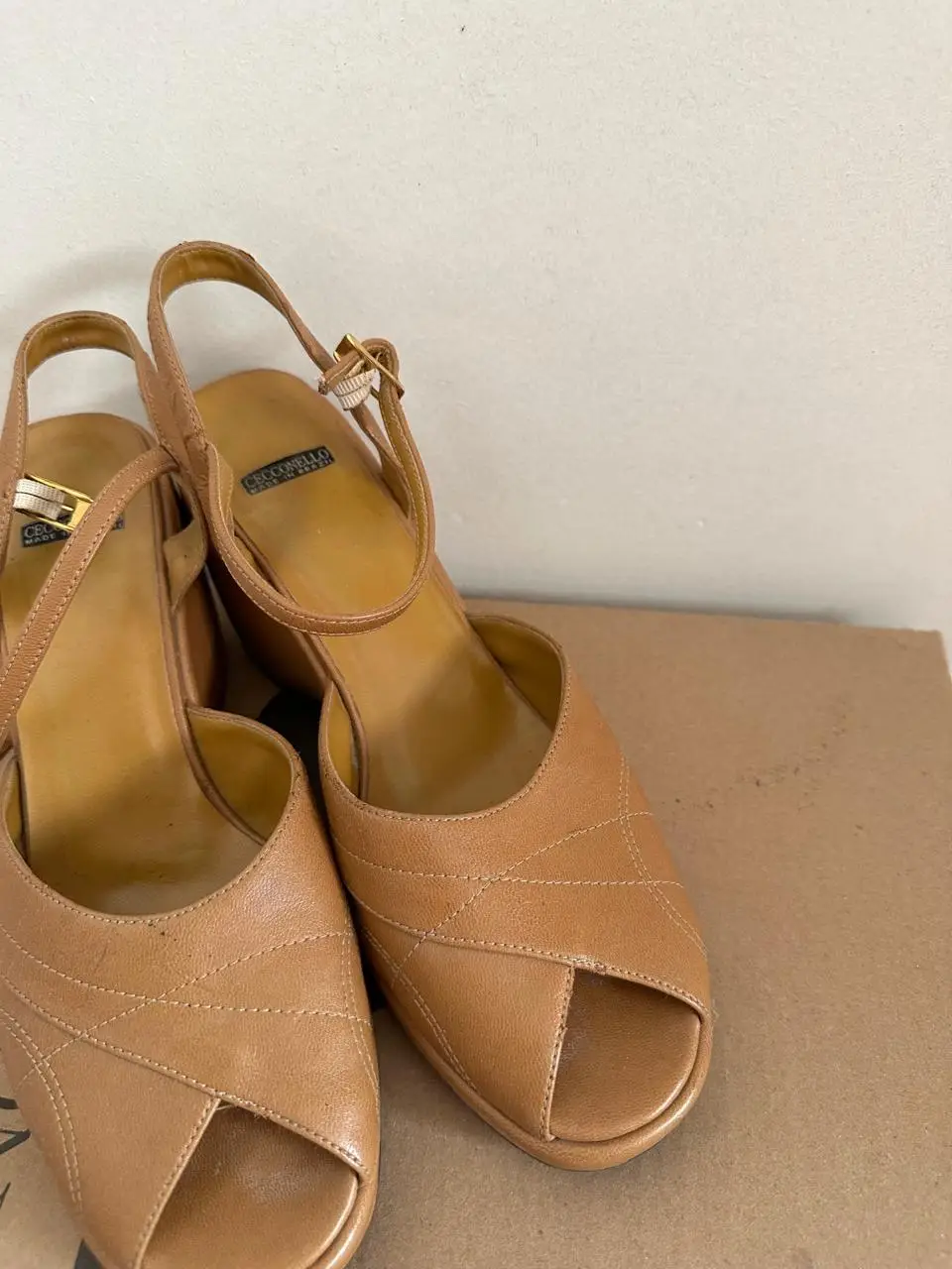 Sandalias Ceccatello de cuero marrón con plataforma y pulsera al tobillo. Diseño vintage, ideales para un look elegante y cómodo.