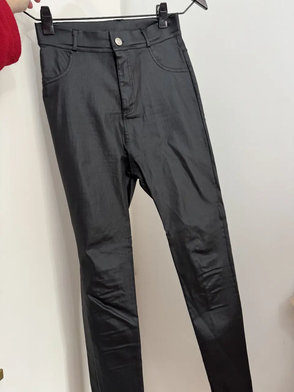 Pantalón sastrero negro, de corte ajustado y tiro alto. Ideal para un look elegante y sofisticado.