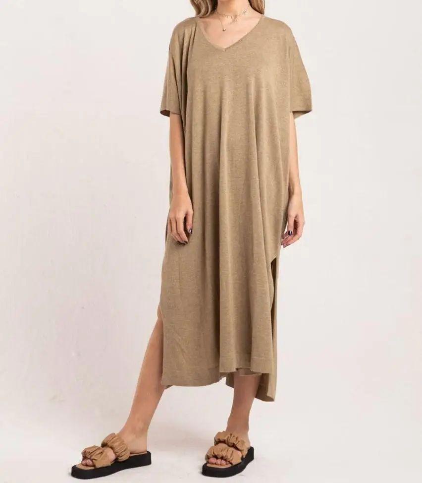 Vestido largo de corte amplio, con mangas cortas y cuello en V. Ideal para un look cómodo y relajado. Cuenta con aberturas laterales que le dan un toque moderno. Perfecto para el verano. TALLE M/L QUEDA OVERSIZE
