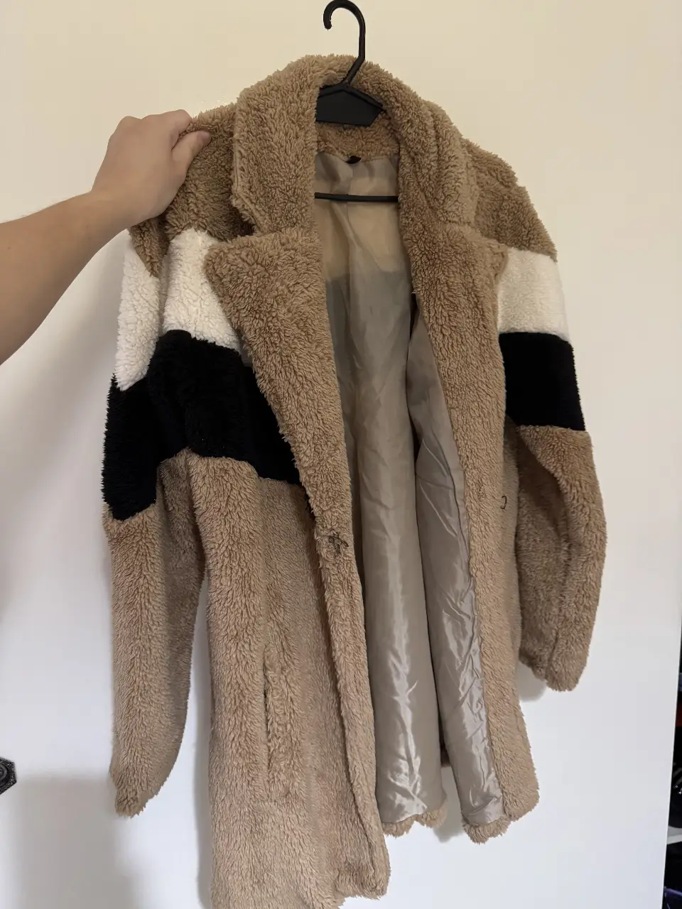 Tapado de abrigo estilo teddy con diseño a bloques en marrón, blanco y negro. Ideal para un look casual y abrigado en invierno.
