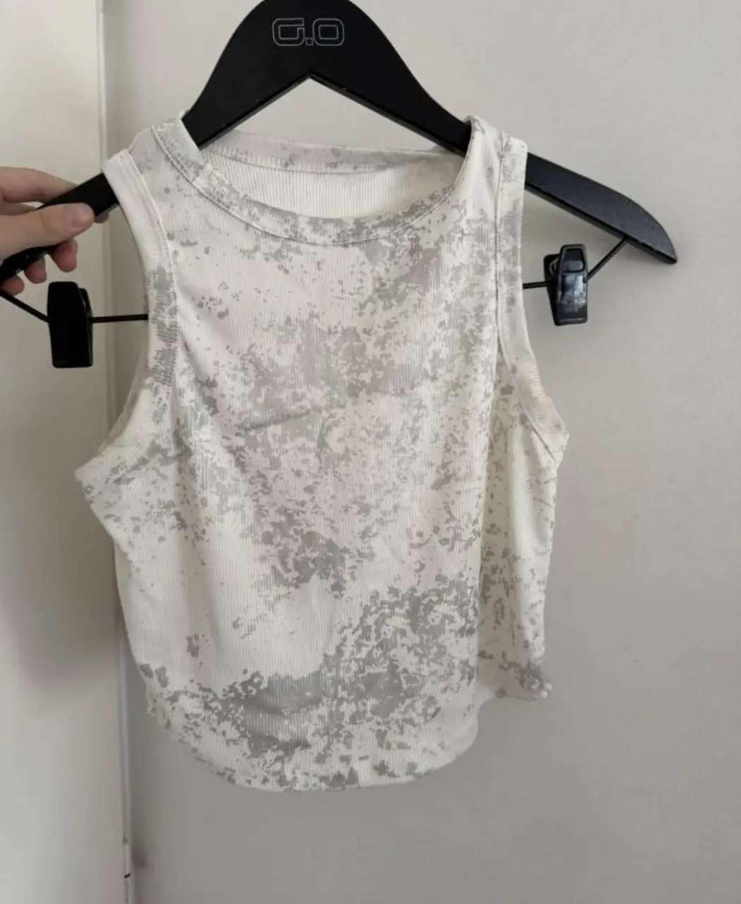 Top corto con estampado abstracto en tonos grises y blancos. Ideal para looks casuales. TALLE S O M. YO SOY M Y ME QUEDA BIEN. PEDIR MEDIDAS