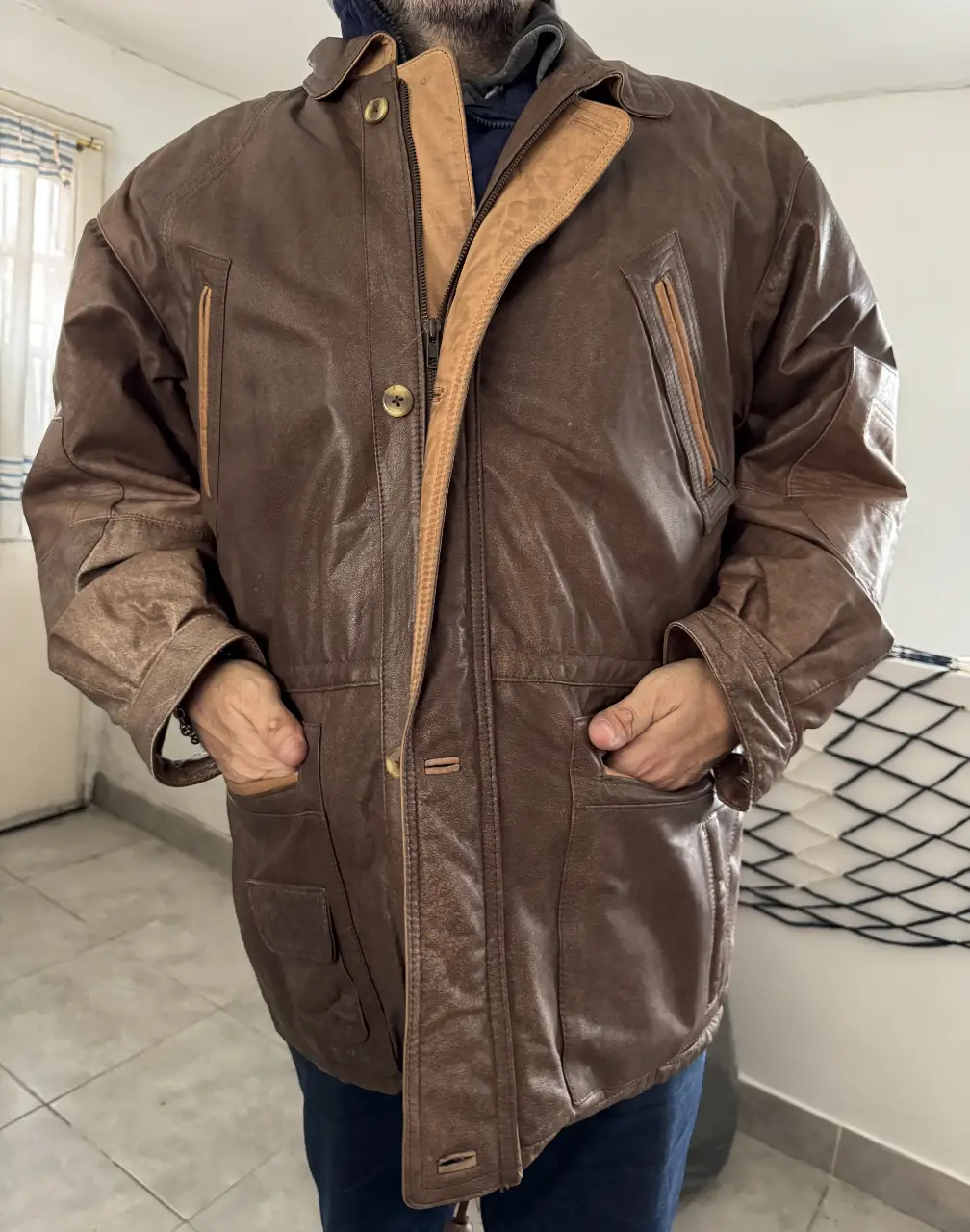 Campera de cuero marrón con forro interior estampado. Posee bolsillos y botones. Ideal para un look vintage. Dos bolsillos internos, uno con cierre y otro sin cierre. Talle 54. Cuero.