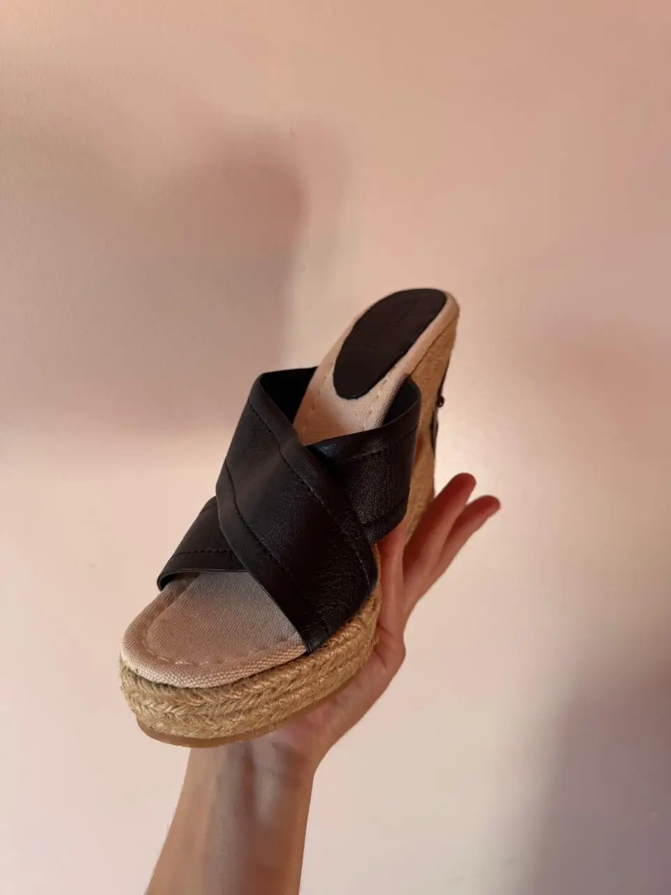 Sandalias Sarkany negras con plataforma de yute y tiras cruzadas. Talle 37.