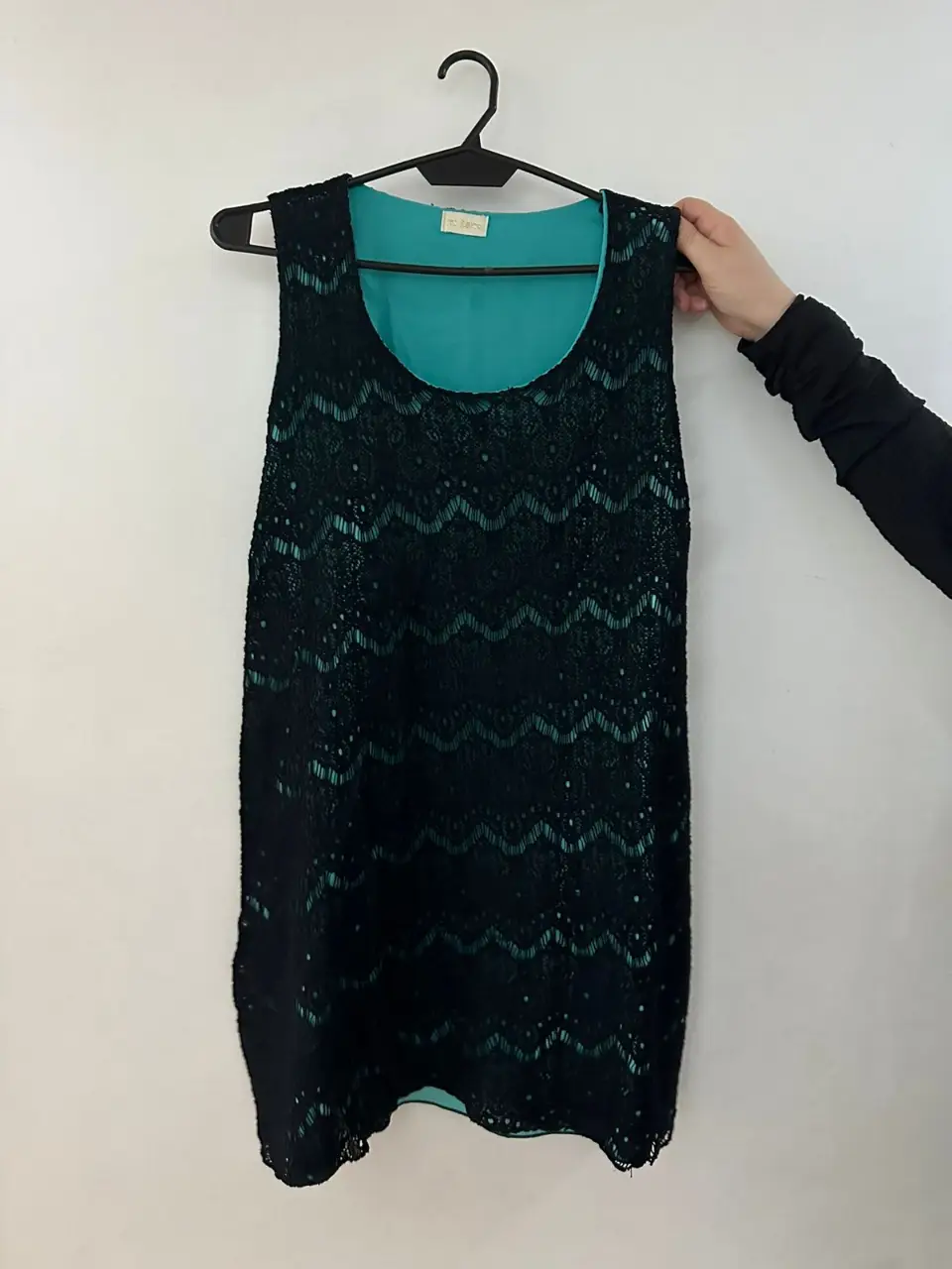 Vestido mini negro con encaje y forro verde. Ideal para una salida o fiesta.