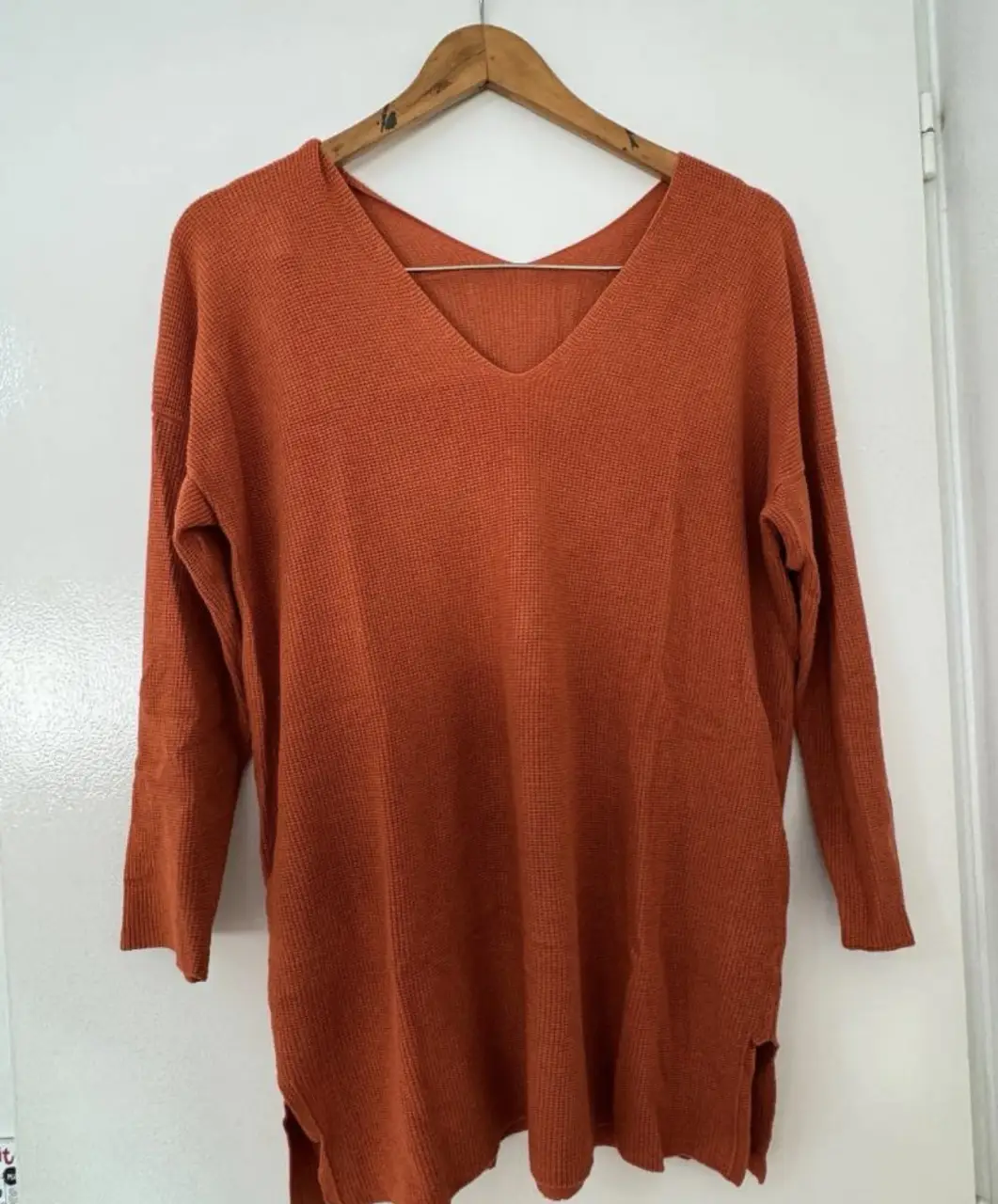Sweater largo de punto en V, color naranja. Ideal para un look casual y cómodo. M o L