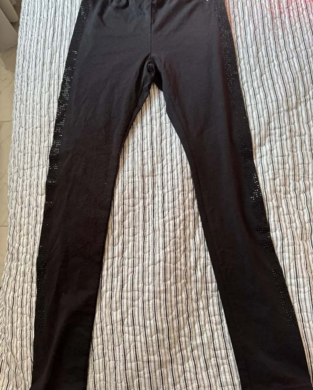 Calzas negras de niña con detalles de brillos en los laterales. Marca Guess, talle 7-8.