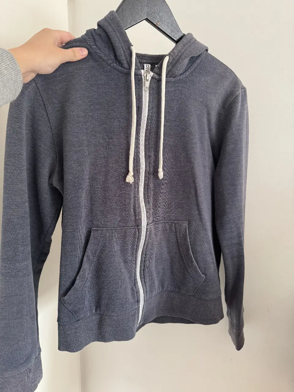 Buzo con cierre de hombre, color gris oscuro, de la marca Divided H&M. Talle L. Ideal para un look casual y cómodo.