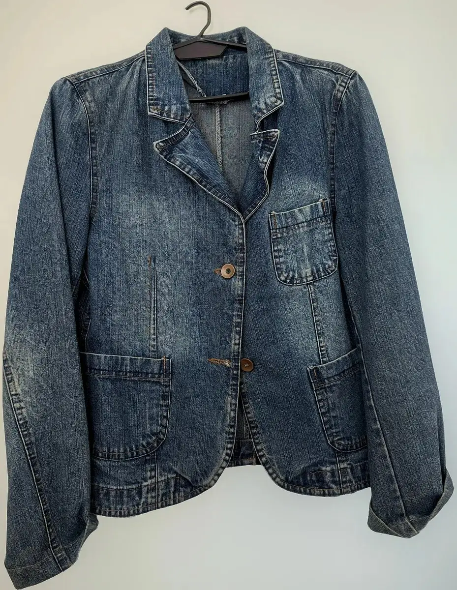 Campera de jean azul, estilo blazer, con botones y bolsillos. Marca Vangosh, talle L. Ideal para un look casual y vintage.