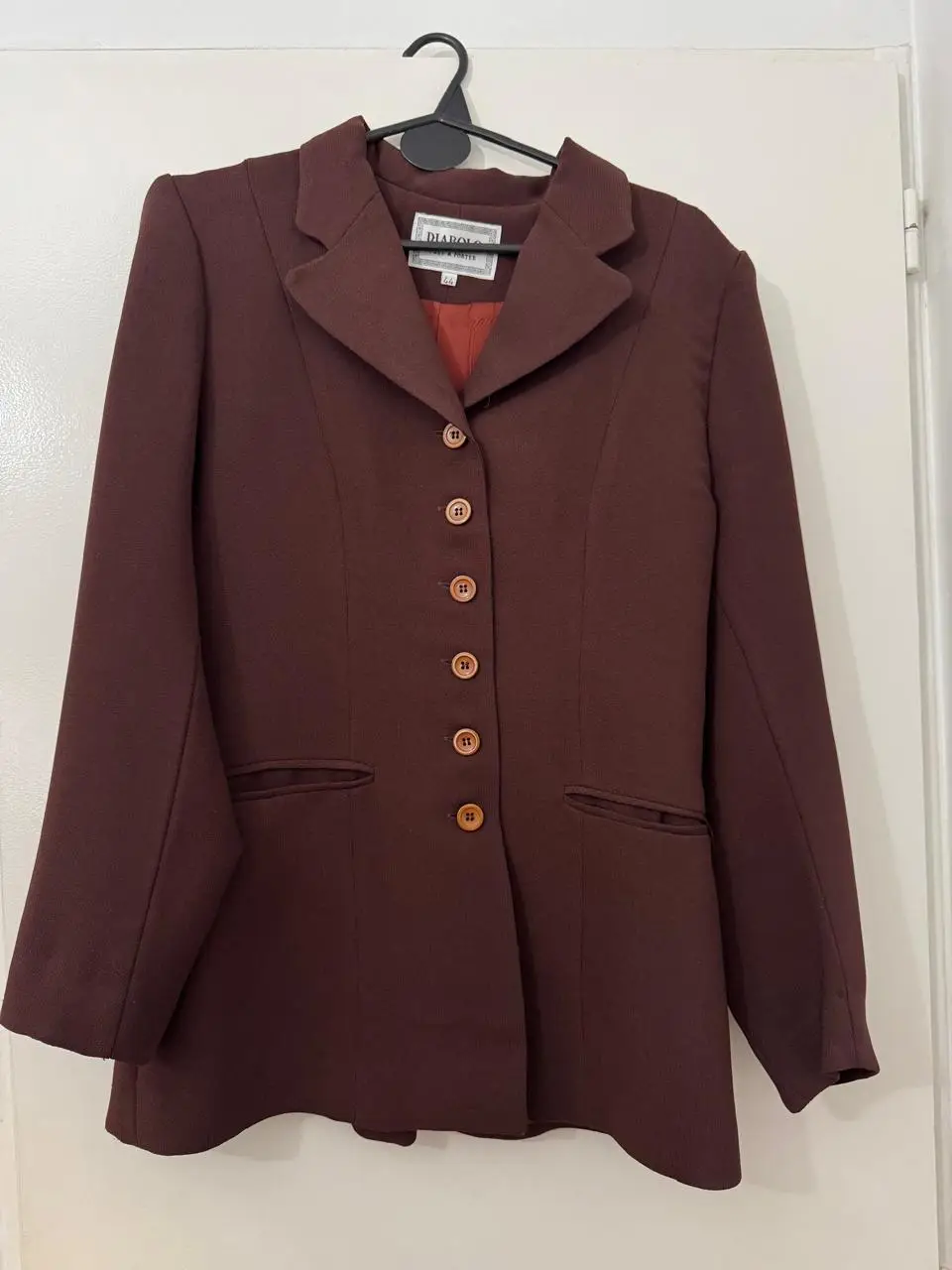 Blazer marrón de la marca Diabolo, estilo sastrero, con botones y bolsillos. Ideal para un look formal o de trabajo. TALLE 44