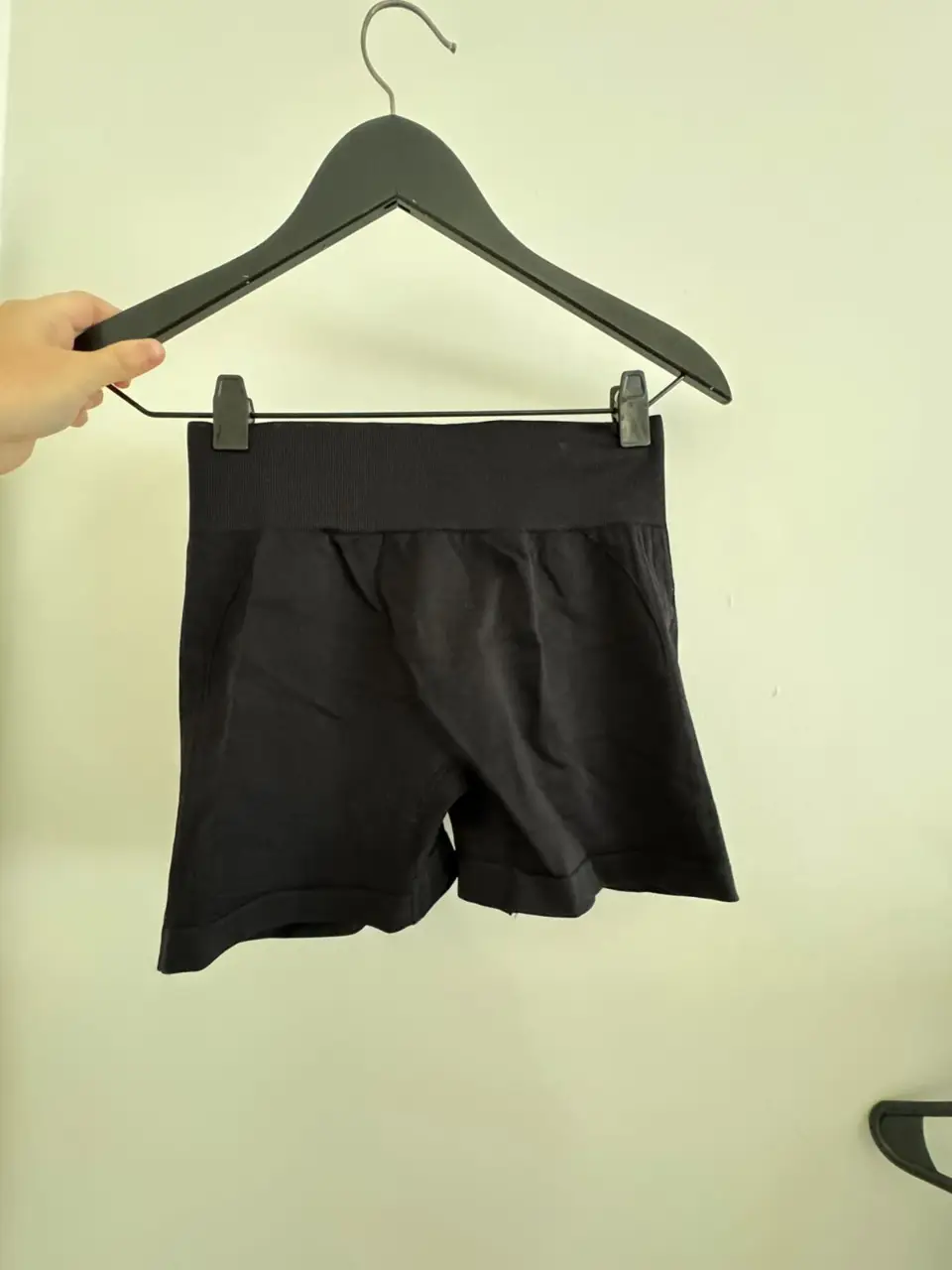 Short deportivo negro, ideal para entrenamientos. Confeccionado en poliamida y elastano, ofrece comodidad y ajuste perfecto. Diseño con fruncido en la parte trasera.