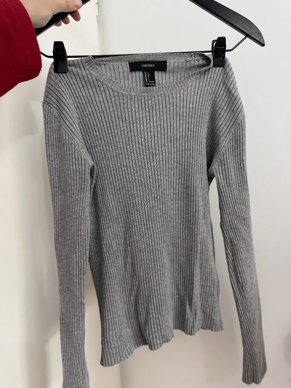 Sweater de cuello redondo y manga larga, de tejido acanalado, ideal para un look casual y cómodo. Perfecto para el día a día.
