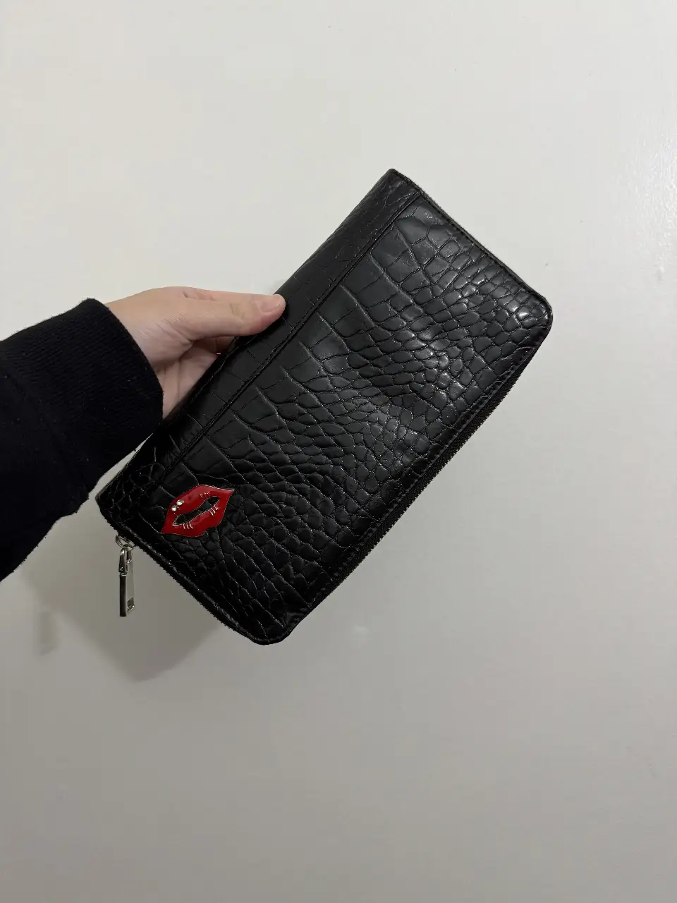 Billetera de cuero con diseño de cocodrilo y detalle de labios rojos. Ideal para llevar tus esenciales con estilo.