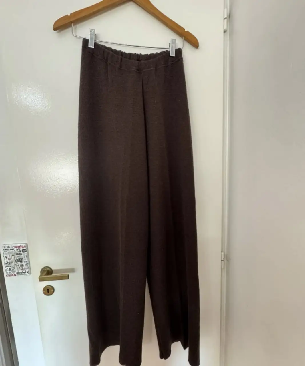 Pantalón suelto de tejido grueso en color marrón. Ideal para un look casual y cómodo.