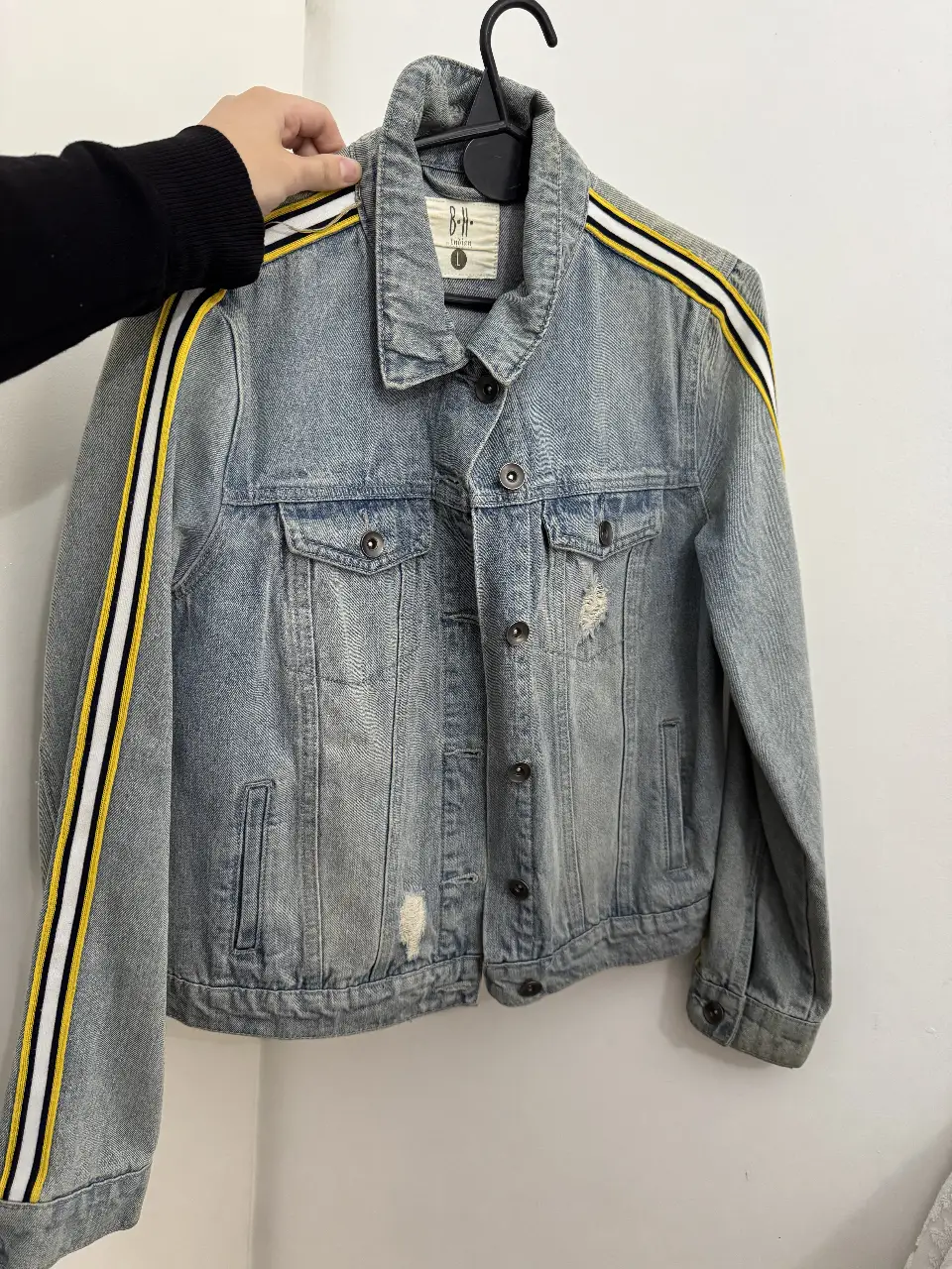 Campera de jean azul con detalles en amarillo y blanco en las mangas. Estilo casual y moderno, ideal para un look urbano. CON BOLSILLOS INTERNOS💘