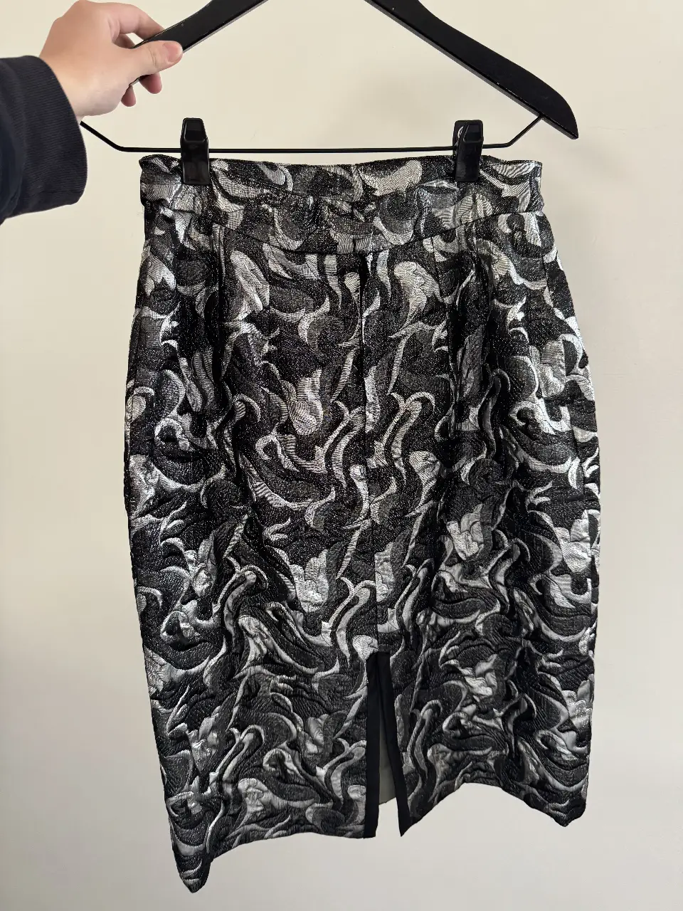 Pollera sastrera de mujer, con diseño labrado en tonos negro y plateado. Corte lápiz, con abertura en la parte trasera y cierre. Ideal para eventos formales o salidas.
