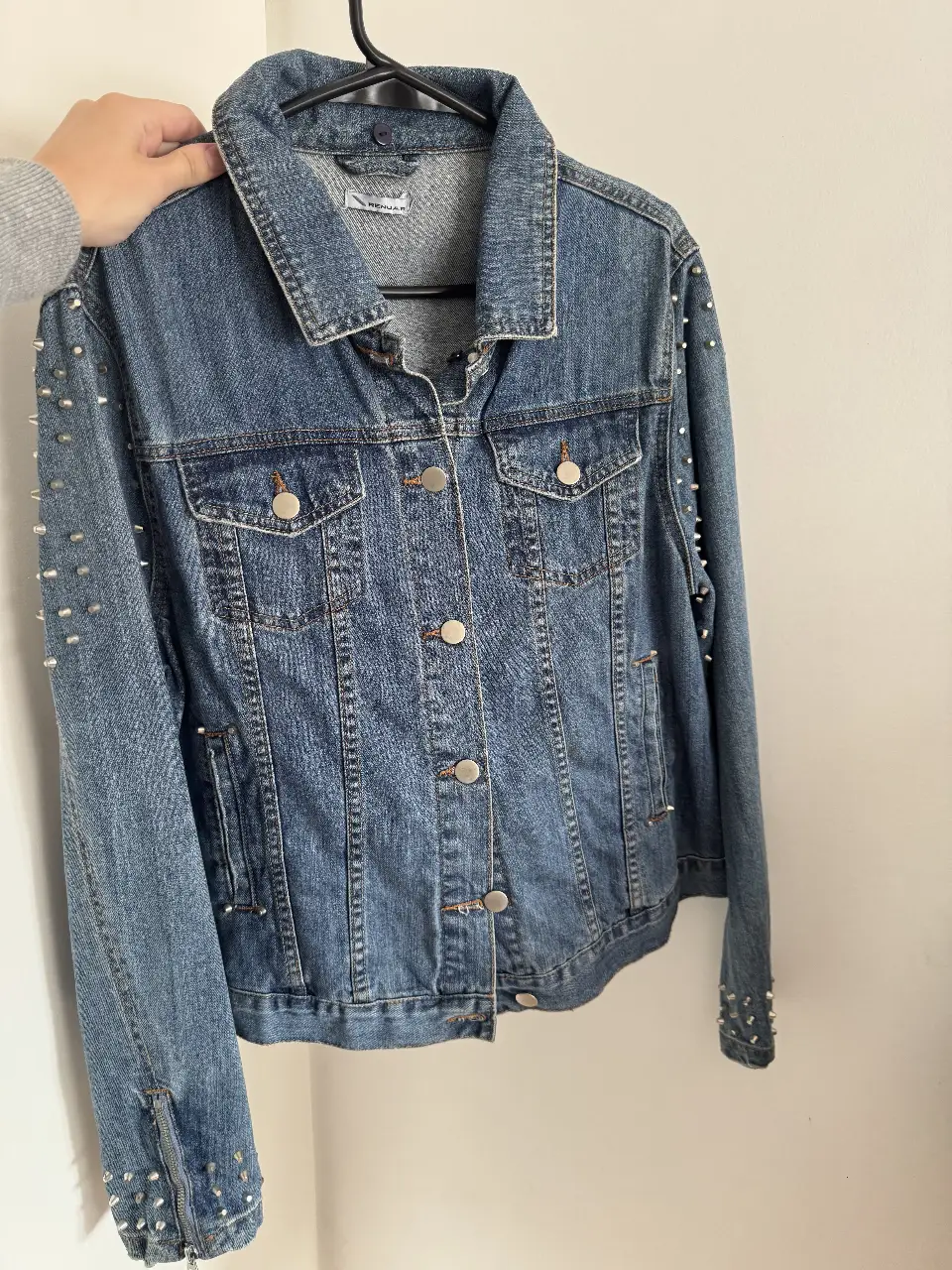 Campera de jean azul con tachas plateadas en mangas y hombros. Estilo rocker y vintage, ideal para un look casual con onda. M o L pedir medidas. tiene una pequeña mancha se ve en las fotos. con bolsillos internos. se salió la etiqueta.