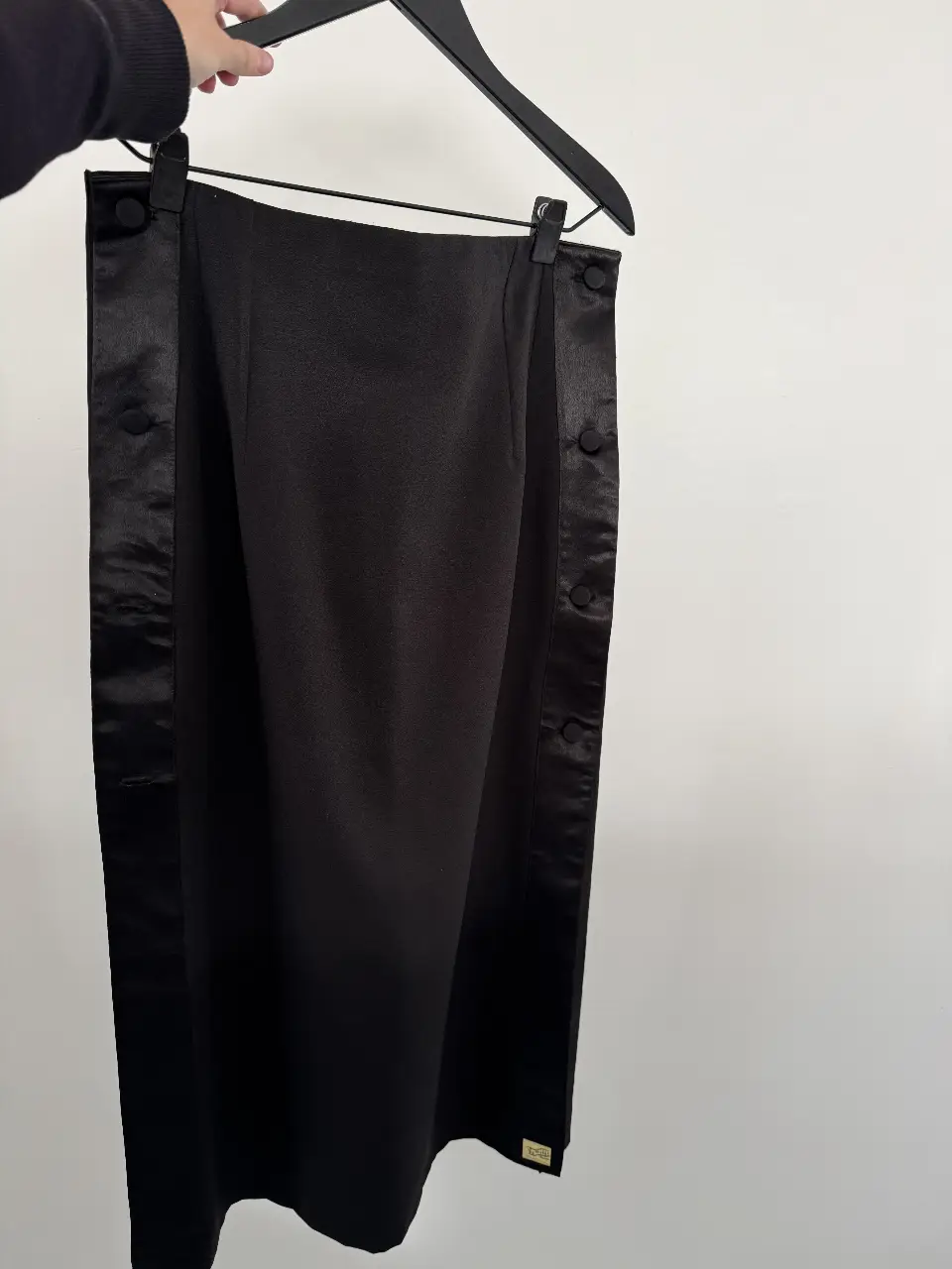 Pollera sastrera negra con detalles de satén y botones. Ideal para un look elegante y sofisticado. Pedir medidas. L o XL