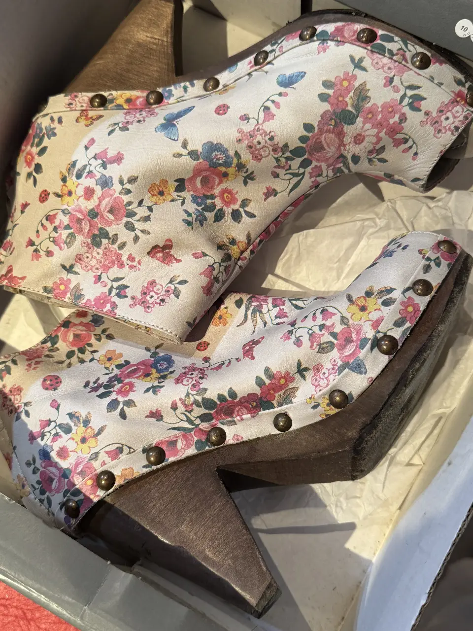 Botines de cuero con estampado floral y taco de madera. Talle 8.