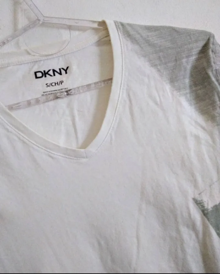 Remera DKNY - Vista 2