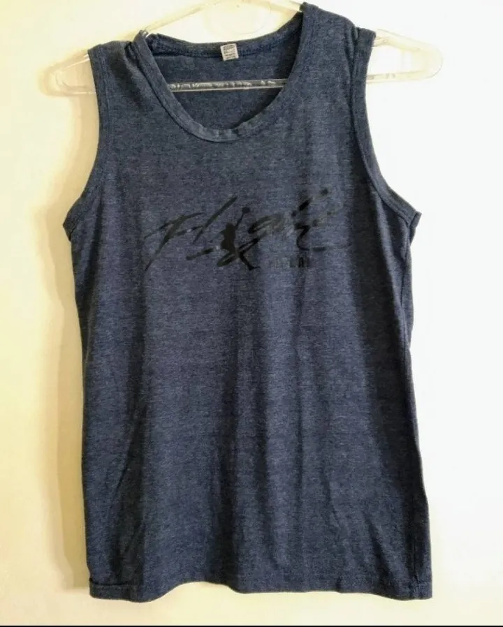 Musculosa deportiva de algodón color azul marino con estampa "Flight Jordan" negro. Es réplica. Ideal para entrenar o para un look casual.