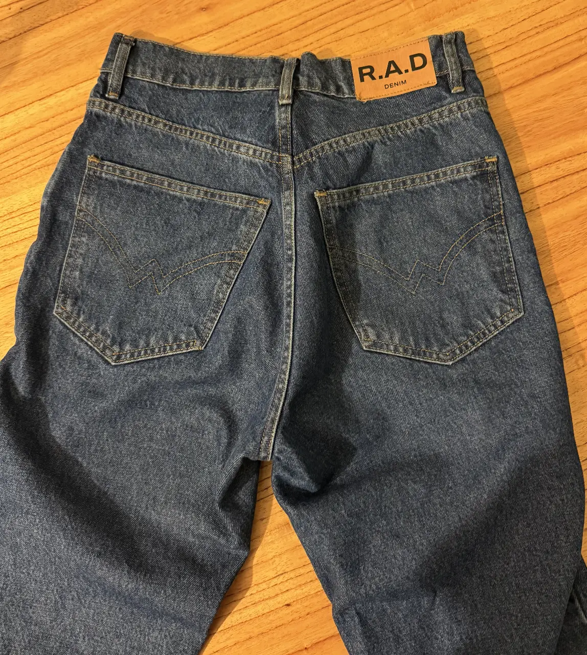 Jeans R.A.D rectos de denim azul, tiro alto, con etiqueta de la marca en la parte trasera. Talle 34.