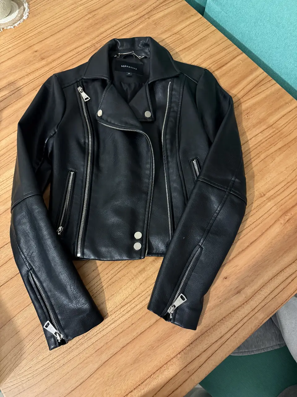 Campera Markova de cuero sintético negra estilo biker, con cierre asimétrico, bolsillos con cierre y detalles de costura. Ideal para un look rockero y moderno. Es hasta la cintura 