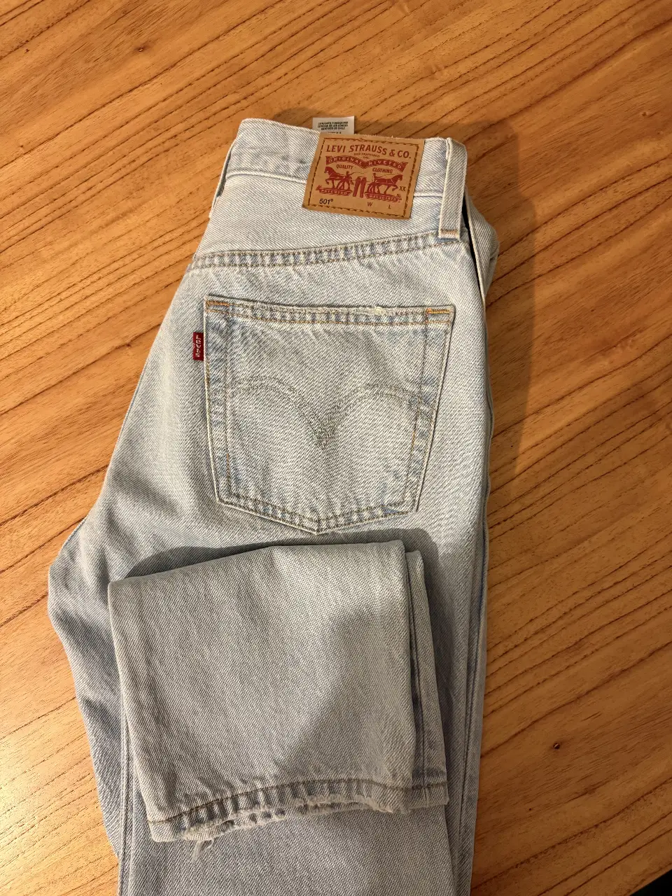Jeans Levi's 501 originales de corte recto, tiro medio, en color celeste claro. Un clásico atemporal para un look casual y versátil.
