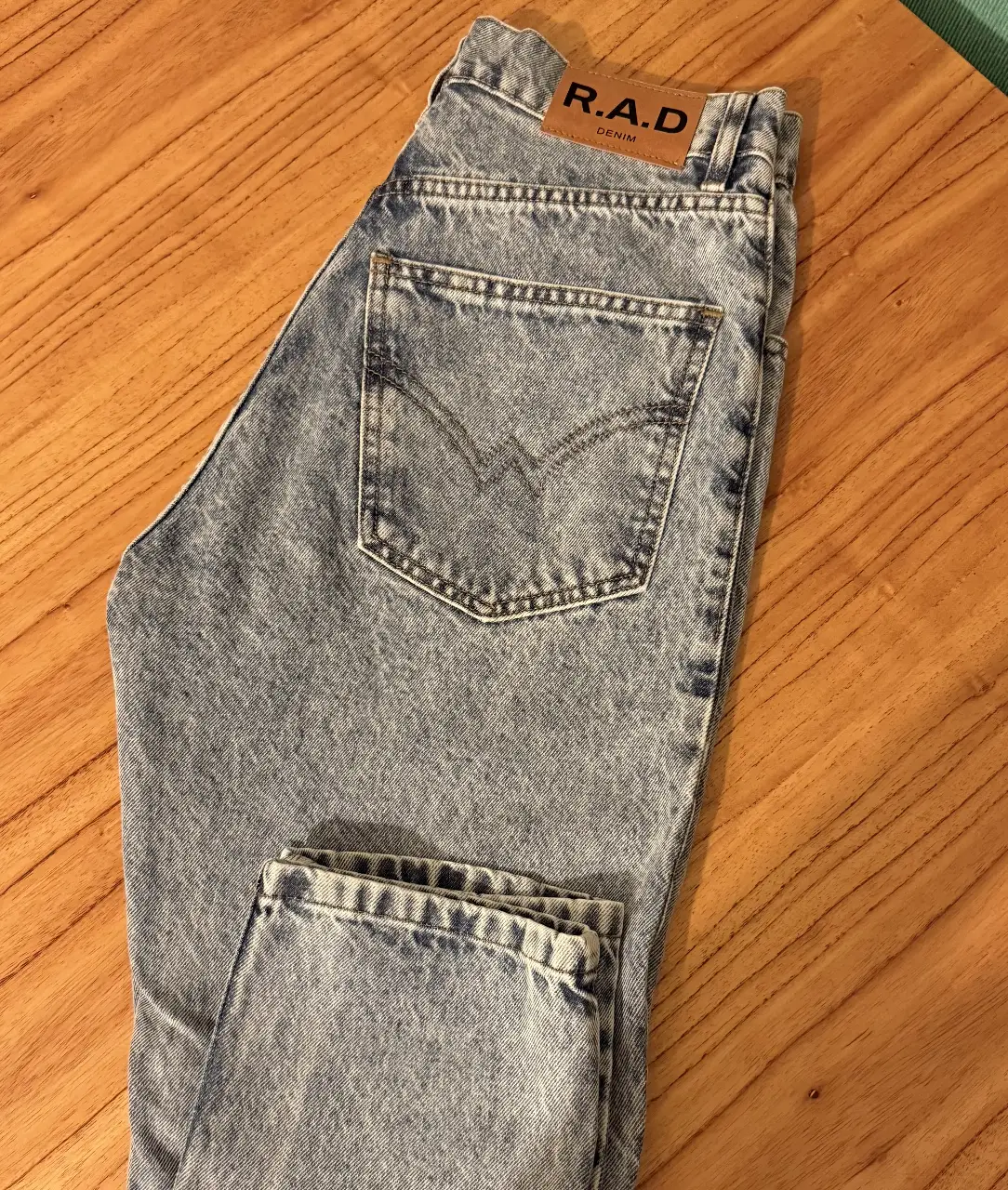 Jeans rectos tiro alto con un lavado claro. Talle 34. Marca R.A.D Denim.