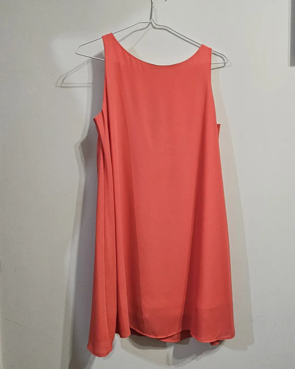 Vestido midi naranja sin mangas, ideal para el fiestas. Confeccionado en tela ligera y fluida (gasa), tiene forro para evitar se trasluzca, perfecto para un look casual y fresco. Solo 1 USO. T único.