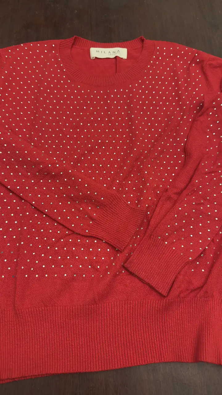Sweater rojo de mujer con detalles brillantes. Ideal para un look elegante y abrigado. Confeccionado en una mezcla de algodón y viscosa, este sweater es perfecto para el invierno y el medio tiempo. súper suave y está impecable. Marca Milana.
